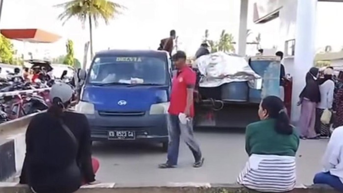Warga mengantre BBM Subsidi jenis Pertalite di SPBU Kuala Satong. (Istimewa)