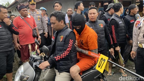 Warga menyaksikan proses rekonstruksi pembunuhan Man Colik di Tukad Bubuh, Klungkung, Bali, Selasa (21/7/2026).