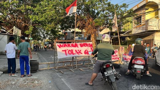 Warga tutup jalan di Borong, Makassar. Warga tutup jalan di Borong, Makassar.