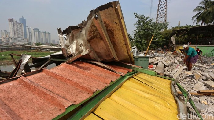 Petugas merobohkan bangunan semi permanen dalam penertiban bangunan liar dan lapak pedagang kaki lima (PKL) di sepanjang bantaran Kanal Banjir Barat (BKB), Jatipinggir, Tanah Abang, Jakarta, Rabu (22/7/2026).