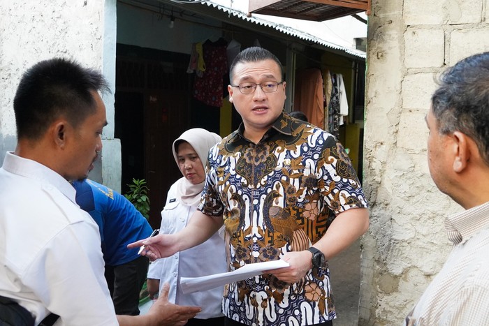 Anggota DPRD DKI Jakarta, Hardiyanto Kenneth Pada Saat Meninjau Pembangunan Saluran Air di Kembangan, Jakbar.