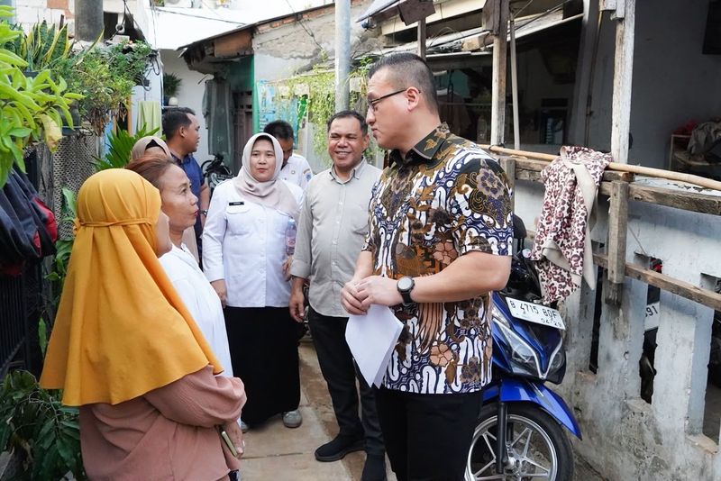 Anggota DPRD DKI Jakarta, Hardiyanto Kenneth Pada Saat Meninjau Pembangunan Saluran Air di Kembangan, Jakbar.