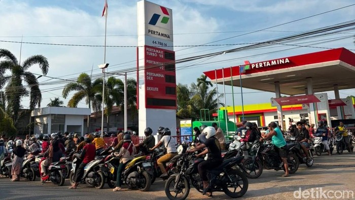 Antrean mengular di SPBU Jalan Diponegoro Pangkalan Bun di jalur BBM Pertalite.