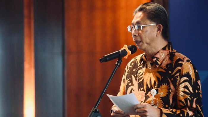 President Director PFI Mega Life, Samdarshi Sumit (kedua kanan) dan Direktur Utama Bank Mega, Kostaman Thayib (kedua kiri) didampingi oleh Finance Director PFI Mega Life, Meilani Setiawan (kanan) dan Direktur Retail Banking Bank Mega, Heriwan Gazali (kiri) tengah berbincang di tengah-tengah penandatanganan kerjasama strategis di Jakarta (22/7). Kerjasama ini merupakan sinergi antara layanan perbankan dan asuransi yang memberikan nilai tambah bagi masyarakat dalam membangun perencanaan keuangan yang lebih menyeluruh dan berkelanjutan.