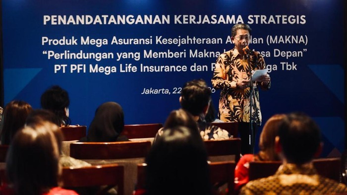President Director PFI Mega Life, Samdarshi Sumit (kedua kanan) dan Direktur Utama Bank Mega, Kostaman Thayib (kedua kiri) didampingi oleh Finance Director PFI Mega Life, Meilani Setiawan (kanan) dan Direktur Retail Banking Bank Mega, Heriwan Gazali (kiri) tengah berbincang di tengah-tengah penandatanganan kerjasama strategis di Jakarta (22/7). Kerjasama ini merupakan sinergi antara layanan perbankan dan asuransi yang memberikan nilai tambah bagi masyarakat dalam membangun perencanaan keuangan yang lebih menyeluruh dan berkelanjutan.