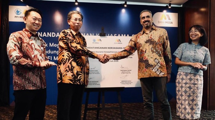 President Director PFI Mega Life, Samdarshi Sumit (kedua kanan) dan Direktur Utama Bank Mega, Kostaman Thayib (kedua kiri) didampingi oleh Finance Director PFI Mega Life, Meilani Setiawan (kanan) dan Direktur Retail Banking Bank Mega, Heriwan Gazali (kiri) tengah berbincang di tengah-tengah penandatanganan kerjasama strategis di Jakarta (22/7). Kerjasama ini merupakan sinergi antara layanan perbankan dan asuransi yang memberikan nilai tambah bagi masyarakat dalam membangun perencanaan keuangan yang lebih menyeluruh dan berkelanjutan.