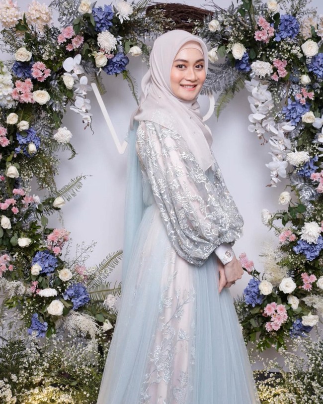 Melalui akun Instagram, Ayu mengucapkan rasa syukur karena acara pernikahannya berjalan dengan lancar. Teman-teman online yang semoga Allah senantiasa menjaga dan merahmati kalian. Alhamdulillahillazi bini’matihi tatimushalihat, dengan penuh rasa syukur kepada Allah, izinkan aku mengabarkan bahwa aku telah menikah Ahad lalu. Foto: dok Instagram ayupratiwi.
