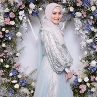 Melalui akun Instagram, Ayu mengucapkan rasa syukur karena acara pernikahannya berjalan dengan lancar. Teman-teman online yang semoga Allah senantiasa menjaga dan merahmati kalian. Alhamdulillahillazi bini’matihi tatimushalihat, dengan penuh rasa syukur kepada Allah, izinkan aku mengabarkan bahwa aku telah menikah Ahad lalu. Foto: dok Instagram ayupratiwi.