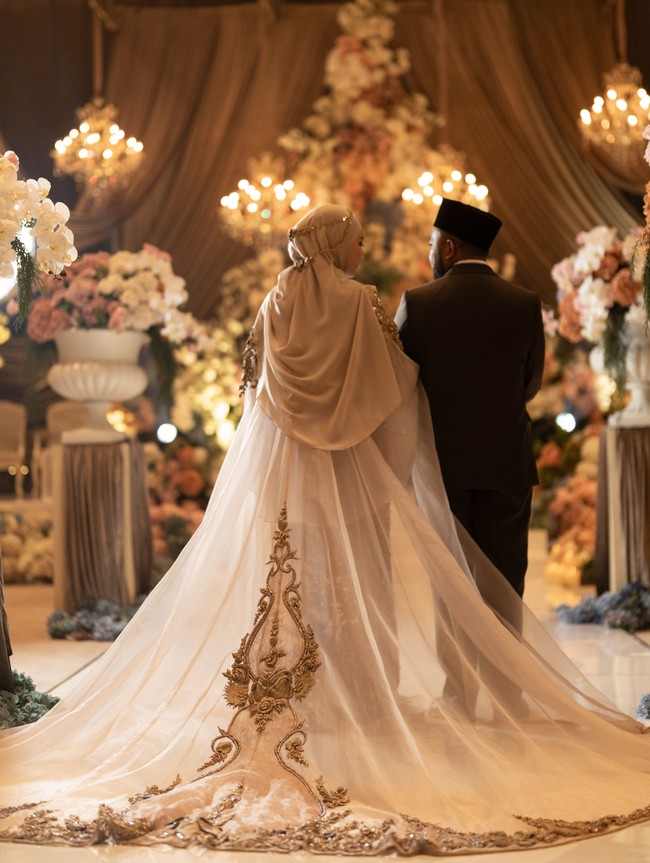Detail pashmina berbahan ceruty yang lembut dan jatuh memberikan kesan syari dan elegan, berpadu sempurna dengan gaun pengantin yang menawan. Foto: dok Instagram ayupratiwi.