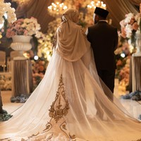 Detail pashmina berbahan ceruty yang lembut dan jatuh memberikan kesan syari dan elegan, berpadu sempurna dengan gaun pengantin yang menawan. Foto: dok Instagram ayupratiwi.