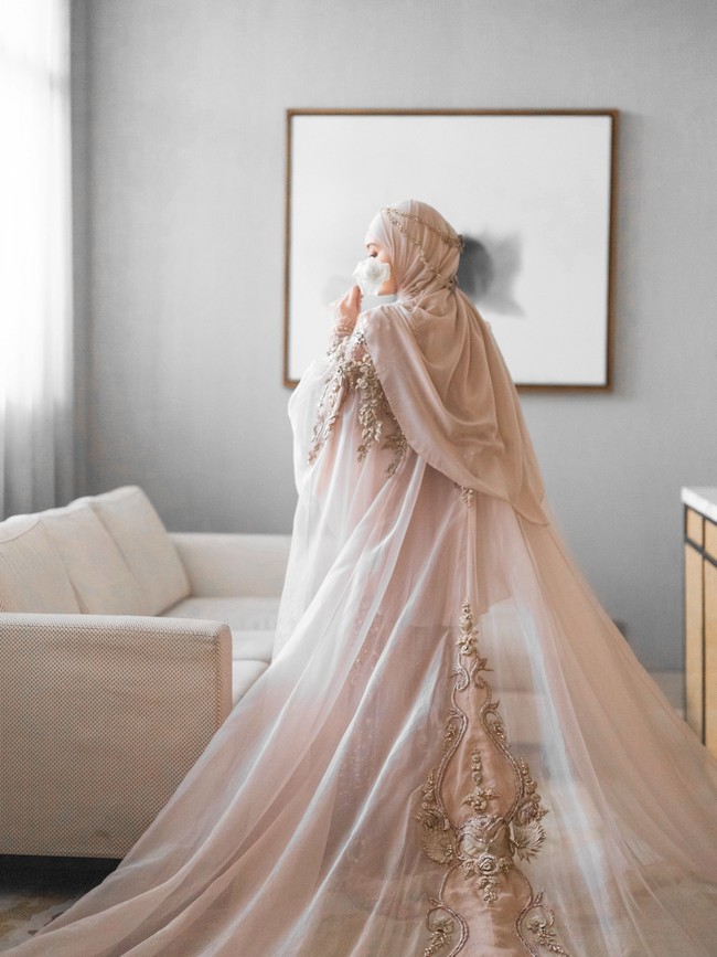 Pilihan warna cream nude yang netral pada gaun pengantin memberikan kesan clean dan modern pada penampilan Ayu Pratiwi. Foto: dok Instagram ayupratiwi.