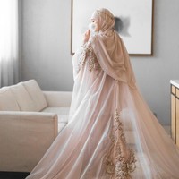 Pilihan warna cream nude yang netral pada gaun pengantin memberikan kesan clean dan modern pada penampilan Ayu Pratiwi. Foto: dok Instagram ayupratiwi.
