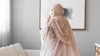 Ayu Pratiwi menikah di usia 39 tahun. Hmm, kalau ada satu kalimat yang tepat untuk merangkum pernikahan ini aku rasa kalimatnya adalah, ini tanda-tanda kebesaran Allah. Al Muhsin. Al Hakim, tulisnya. (Foto: dok Instagram ayupratiwi)