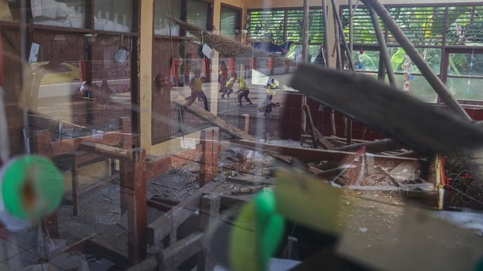 Guru melihat kondisi ruang kelas yang ambruk di SD Negeri Cicinde Utara II, Banyusari, Karawang, Jawa Barat, Rabu (22/7/2026). Bangunan sekolah tempat belajar bagi 129 siswa tersebut ambruk pada Kamis (25/6) saat masa libur kenaikan kelas akibat kondisi bangunan yang lapuk sehingga mengganggu kegiatan belajar mengajar. ANTARA FOTO/Darryl Ramadhan