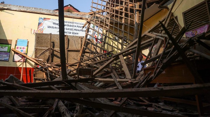 Guru melihat kondisi ruang kelas yang ambruk di SD Negeri Cicinde Utara II, Banyusari, Karawang, Jawa Barat, Rabu (22/7/2026). Bangunan sekolah tempat belajar bagi 129 siswa tersebut ambruk pada Kamis (25/6) saat masa libur kenaikan kelas akibat kondisi bangunan yang lapuk sehingga mengganggu kegiatan belajar mengajar. ANTARA FOTO/Darryl Ramadhan