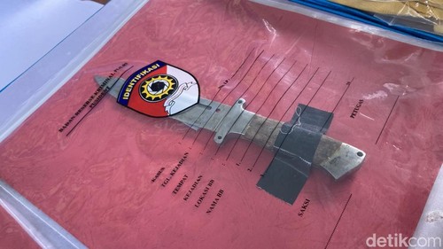 Barang bukti sangkur milik pelaku pembunuh Man Colik di Mapolres Klungkung, Rabu (22/7/2026). (Fatih Kudus Jaelani/detikBali).