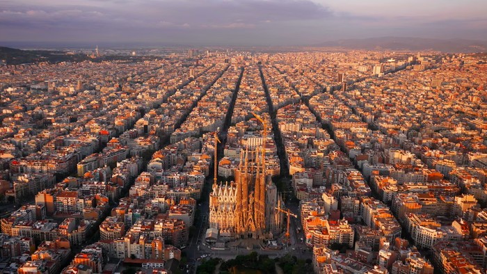 Jika dilihat dari satelit atau peta digital, Barcelona tampak berbeda dari kebanyakan kota tua di Eropa. Jalan-jalannya membentuk pola kotak-kotak yang sangat rapi.