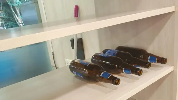 Bikin Geram! Bekas Botol Bir Ditinggal di Rak Alat Makan Halal