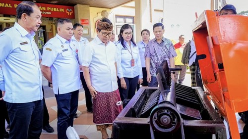Bupati Wayan Adi Arnawa menerima bantuan TJSP/CSR berupa dua mesin pencacah sampah organik dari The Apurva Kempinski Bali di Dinas PMPTSP Badung, Rabu (22/7/2026). (Agus Eka/detikBali)