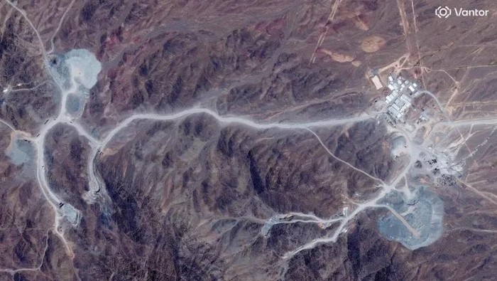 Citra satelit menunjukkan terowongan pintu masuk di Gunung Pickaxe di Iran (Vantor/Handout via Reuters)