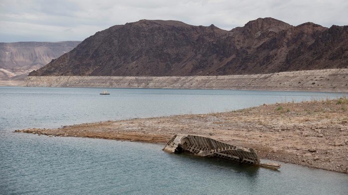 Danau Mead, waduk terbesar di Amerika Serikat berdasarkan kapasitas air, terus mengalami penyusutan akibat kekeringan berkepanjangan, meningkatnya suhu, dan tingginya kebutuhan air di wilayah barat AS. Kondisi tersebut memicu kekhawatiran baru terhadap krisis pasokan air yang semakin mengancam jutaan penduduk yang bergantung pada aliran Sungai Colorado. REUTERS/Caroline Brehman