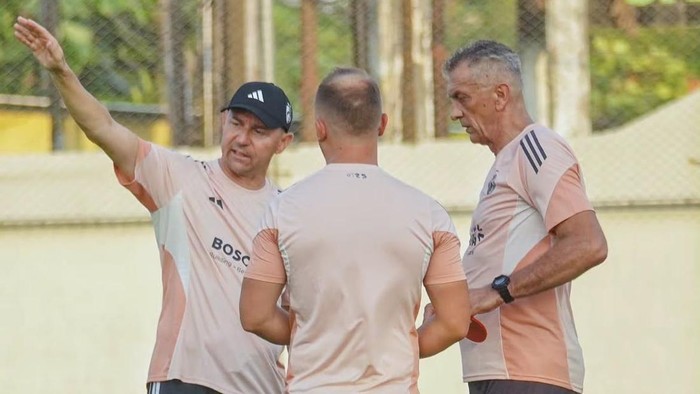 Darije Kalezic bersama staf kepelatihan PSM Makassar.
