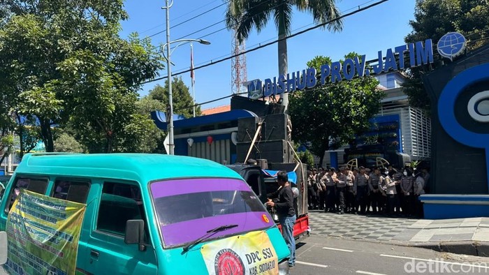 Demo ratusan sopir angkot protes halte Bus Trans Jatim di Medaeng