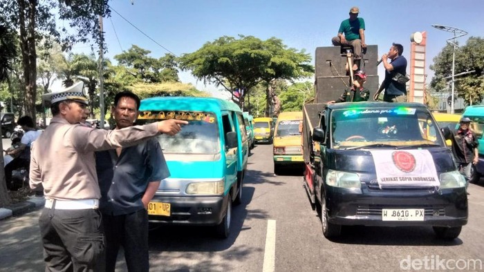 Demo sopir angkot di kantor DIshub Jawa Timur