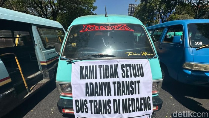Demo sopir angkot di kantor DIshub Jawa Timur Demo sopir angkot di kantor DIshub Jawa Timur