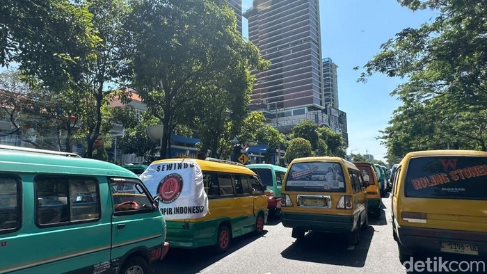 Demo sopir angkot di kantor DIshub Jawa Timur Demo sopir angkot di kantor DIshub Jawa Timur