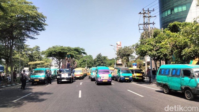 Sopir angkot blokade Frontage Ahmad Yani Surabaya