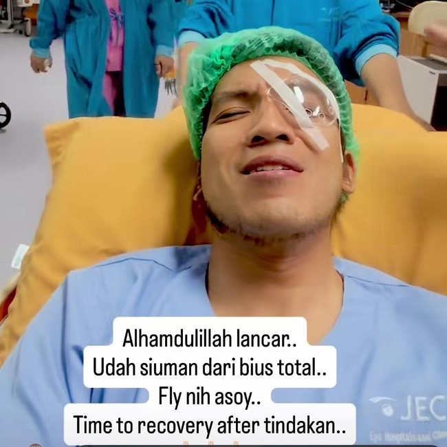 Akhirnya Desta Jalani Operasi Sedot Darah Beku di Lensa Mata