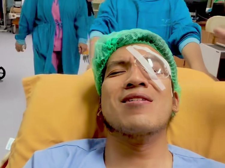 Akhirnya Desta Jalani Operasi Sedot Darah Beku di Lensa Mata