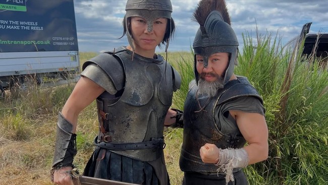 Devyn menggantikan Damon dalam beberapa adegan, salah satunya saat Odysseus dan anak buahnya berhadapan dengan raksasa Laestrygonians. Foto: Instagram @devyn.dalton