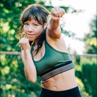Tak hanya punya tubuh kekar yang mendapat pujian Matt Damon, Devyn sendiri adalah sosok multitalenta. Selain stuntwoman, wanita asal Kanada itu merupakan aktris, penari, dan pengisi suara. Foto: Instagram @devyn.dalton