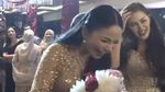 Uhuy! Dinar Candy Dapat Lemparan Bunga Pengantin dari Nathalie Holscher