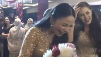 Ini biar cepat nyusul sama teman bulenya ya, papar Nathalie Holscher. Foto: Channel YouTube Nathalie Holscher
