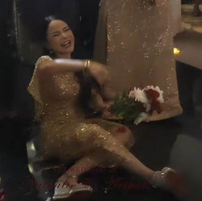 Uhuy! Dinar Candy Dapat Lemparan Bunga Pengantin dari Nathalie Holscher