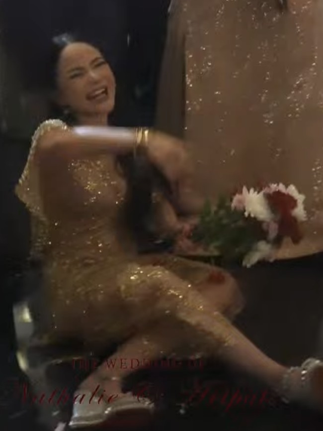 Uhuy! Dinar Candy Dapat Lemparan Bunga Pengantin dari Nathalie Holscher