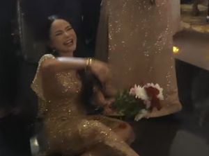 Uhuy! Dinar Candy Dapat Lemparan Bunga Pengantin dari Nathalie Holscher