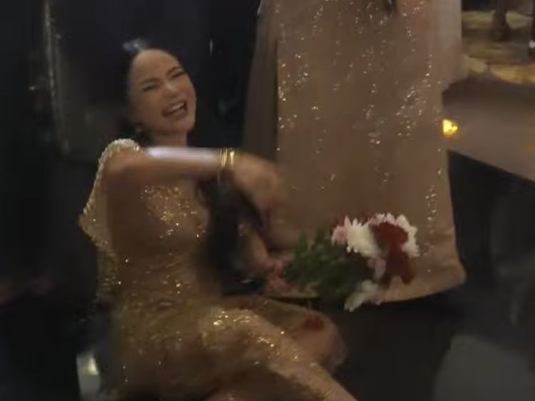 Uhuy! Dinar Candy Dapat Lemparan Bunga Pengantin dari Nathalie Holscher