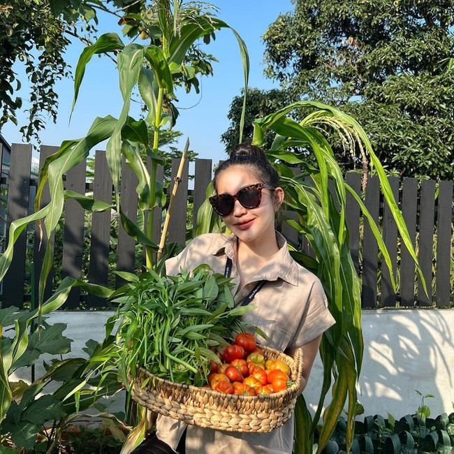 Seru! Eriska Nakesya Bagikan Momen Berkebun Panen Labu hingga Kangkung