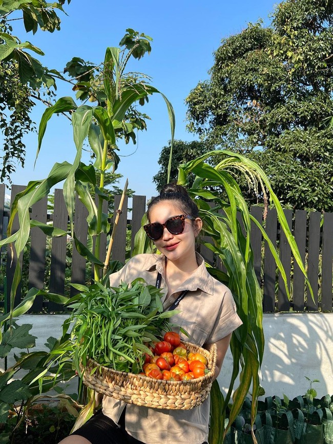 Seru! Eriska Nakesya Bagikan Momen Berkebun Panen Labu hingga Kangkung