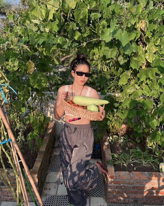 Seru! Eriska Nakesya Bagikan Momen Berkebun Panen Labu hingga Kangkung