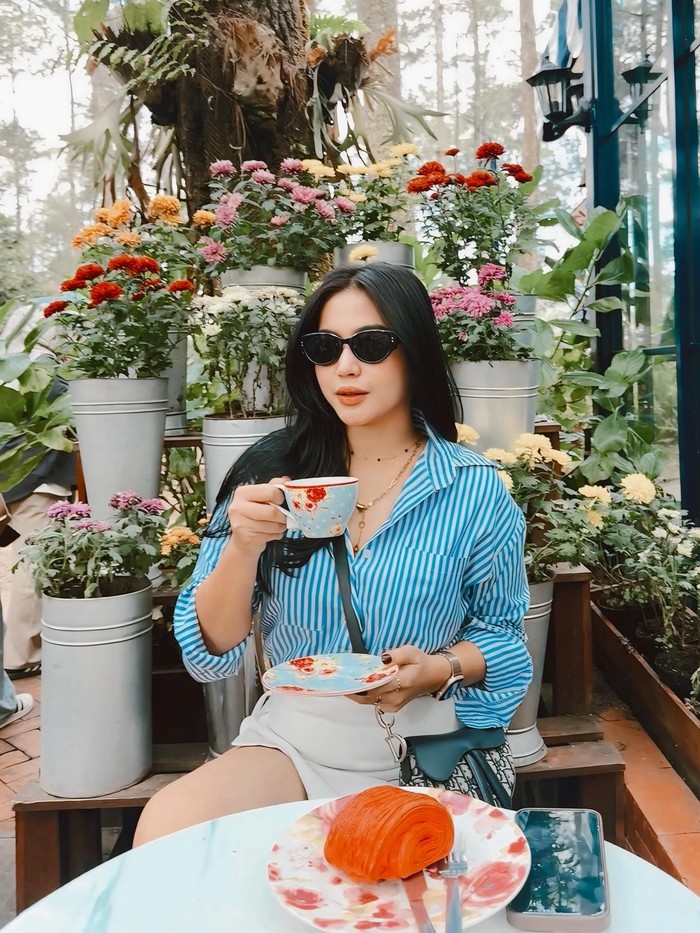 Seru! Eriska Nakesya Bagikan Momen Berkebun Panen Labu hingga Kangkung