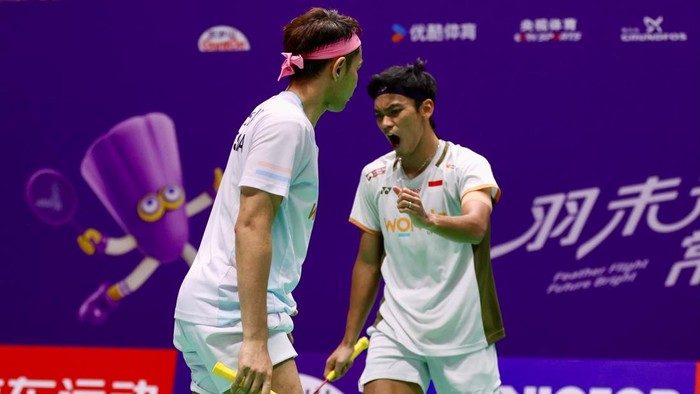 Fajar Alfian/Muhammad Shohibul Fikri, juara bertahan China Open, mengawali perjuangan dengan kemenangan. Meski tanpa sempat menjajal arena pertandingan, ganda putra Indonesia itu mampu mengatasi wakil tuan rumah dan melaju ke babak 16 besar.