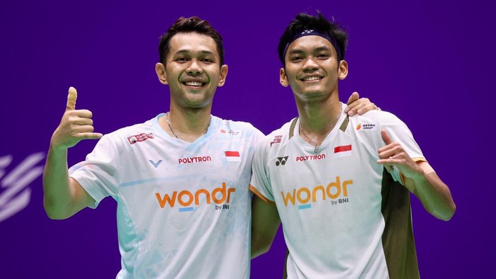 Fajar Alfian/Muhammad Shohibul Fikri, juara bertahan China Open, mengawali perjuangan dengan kemenangan. Meski tanpa sempat menjajal arena pertandingan, ganda putra Indonesia itu mampu mengatasi wakil tuan rumah dan melaju ke babak 16 besar.