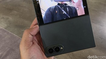 Ada fitur bernama Dual Recording yang memungkinkan pengguna merekam kedua sisi momen secara bersamaan sambil melihat preview diri melalui cover screen, sehingga ekspresi dan interaksi dapat direkam dengan lebih mudah.  Foto: Fino/detikinet