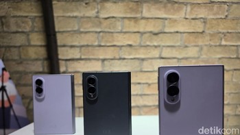 Galaxy Z Fold8 mengusung form factor yang berbeda dari HP layar lipat Samsung lainnya. Cover screen HP ini berasio 10:16 yang diklaim menghadirkan pengalaman yang familiar dan nyaman untuk aktivitas yang paling sering dilakukan, seperti berkirim pesan, melihat media sosial, browsing, maupun menikmati video pendek. Foto: Fino/detikinet