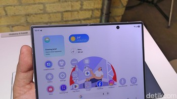 Saat Z Fold8 dibuka, layar utama berasio 4:3 menghadirkan area tampilan yang lebih luas sehingga pengalaman bermain game dan menonton film terasa semakin imersif. Foto: Fino/detikinet